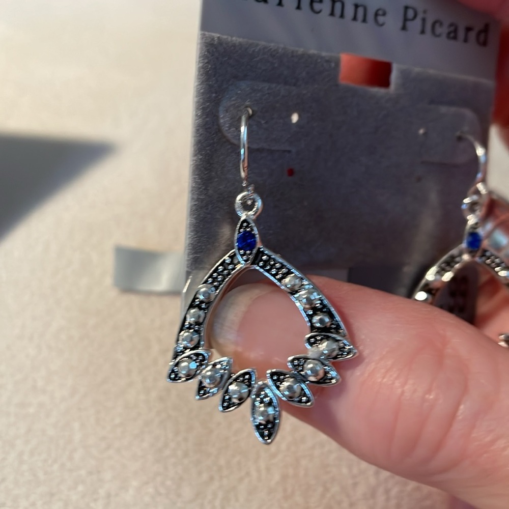 NWT 2 Pair Fashion Silver Earrings on French Wires - Picture 3 of 7